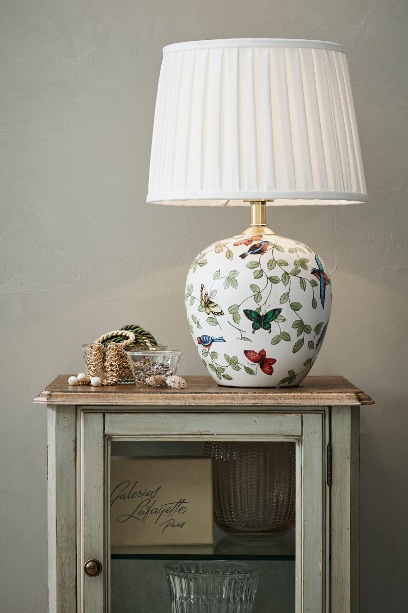 Mansion 48cm Multicolore lampe de table De Markslöjd - Cette charmante lampe de table avec sa base peinte à la main décorée de fleurs et de papillons ajoutera une touche romantique et classique à votre intérieur.