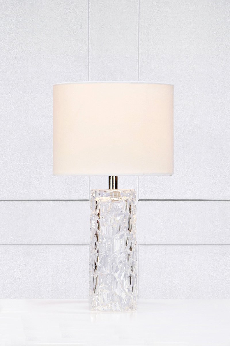 Madame 46cm Blanc lampe de table De Markslöjd - La lampe de table Madame combine une base transparente avec un &eacute;l&eacute;gant abat-jour en velours blanc pour une sensation luxueuse et intemporelle.