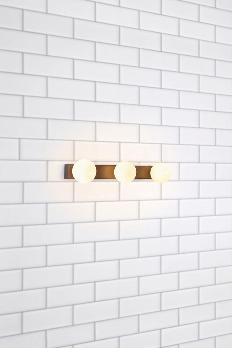 Mini 50cm Noir lampe de salle de bain De Markslöjd - Le cadre noir cr&eacute;e un contraste &eacute;l&eacute;gant avec les ampoules &agrave; lumi&egrave;re douce, ce qui rend la lampe parfaite pour les salles de bains, les couloirs ou les chambres.