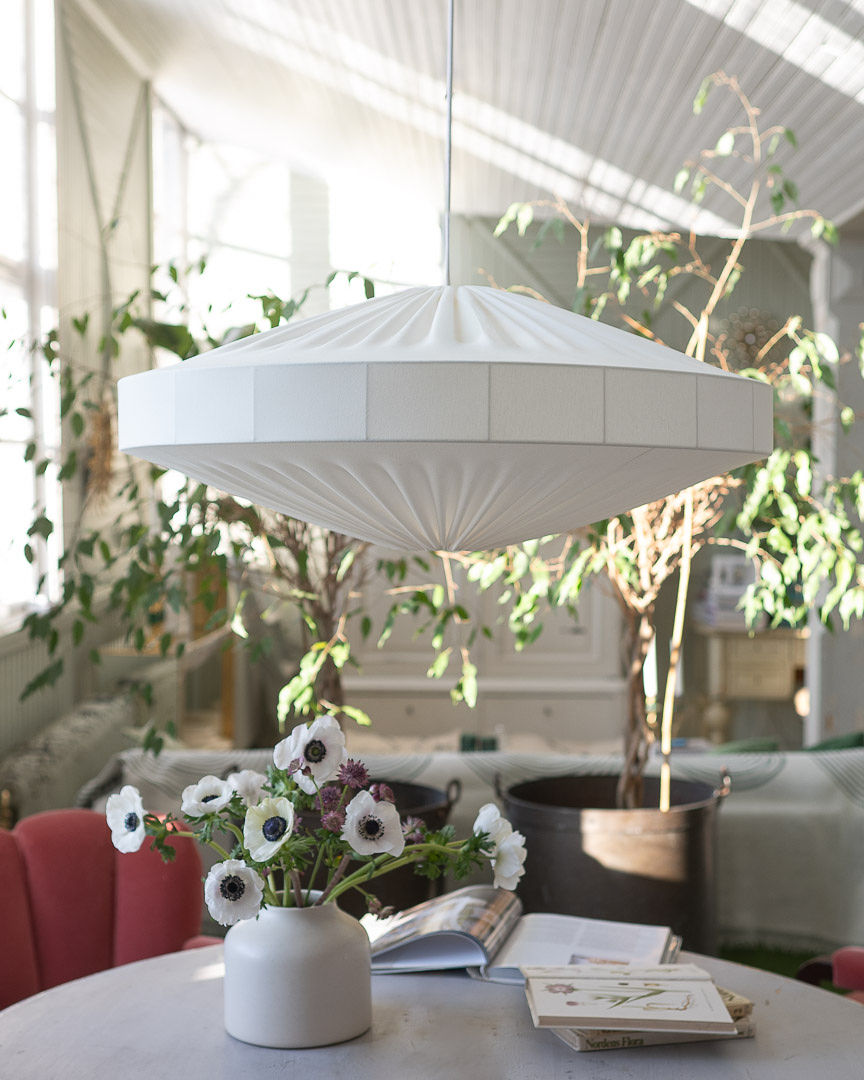 Alba Abat-Jour S/Suspension Ø78 Blanc suspension De Alde & Lind - Le tissu souple épouse délicatement la structure, créant de jolis plis qui confèrent à Alba une allure aérienne et naturelle.