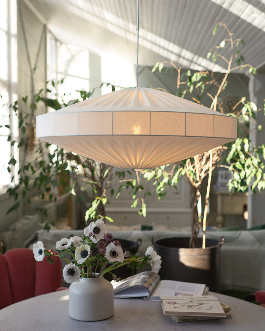Alba Abat-Jour S/Suspension Ø78 Blanc suspension De Alde & Lind - Le tissu souple épouse délicatement la structure, créant de jolis plis qui confèrent à Alba une allure aérienne et naturelle.