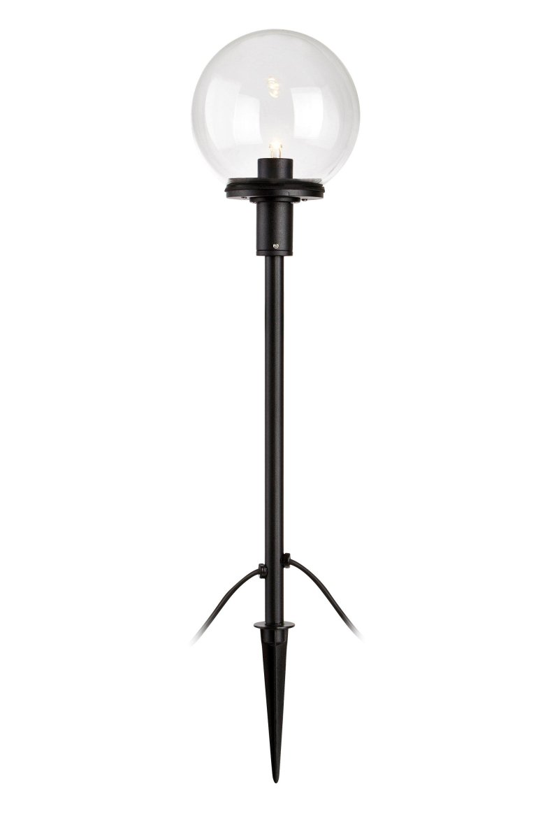 Borne Lumineuse 50cm Noir Garden 24 De Markslöjd - Le piquet de sol inclus permet d'installer facilement l'&eacute;clairage et de le d&eacute;placer en fonction de la saison.