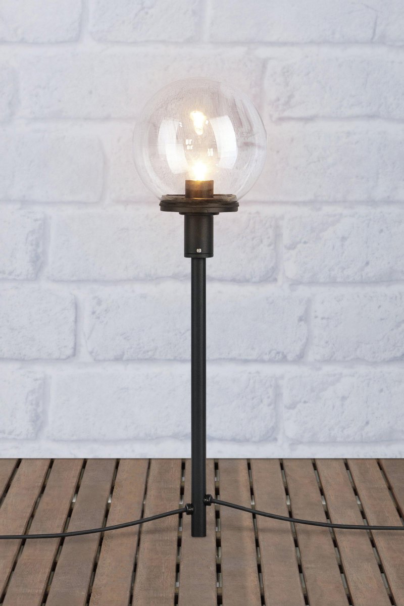 Borne Lumineuse 50cm Noir Garden 24 De Markslöjd - Le piquet de sol inclus permet d'installer facilement l'&eacute;clairage et de le d&eacute;placer en fonction de la saison.