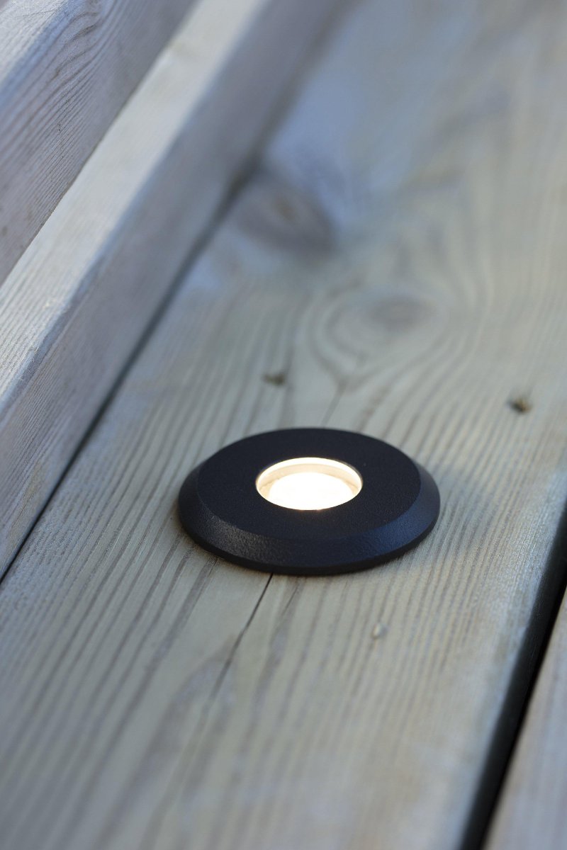 Spot Encastré Pour Terrasse 0,8W Noir Garden 24 De Markslöjd - Garden 24 a un indice de protection IP44 et convient &agrave; l'&eacute;clairage de jardin et d'ext&eacute;rieur que vous pouvez facilement installer.