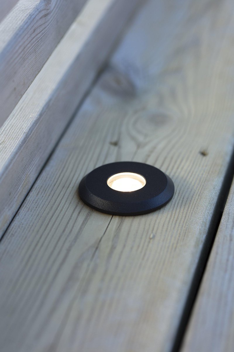 Spot Encastré Pour Terrasse 3W Noir Garden 24 De Markslöjd - Garden 24 a un indice de protection IP44 et convient &agrave; l'&eacute;clairage de jardin et d'ext&eacute;rieur que vous pouvez facilement installer.