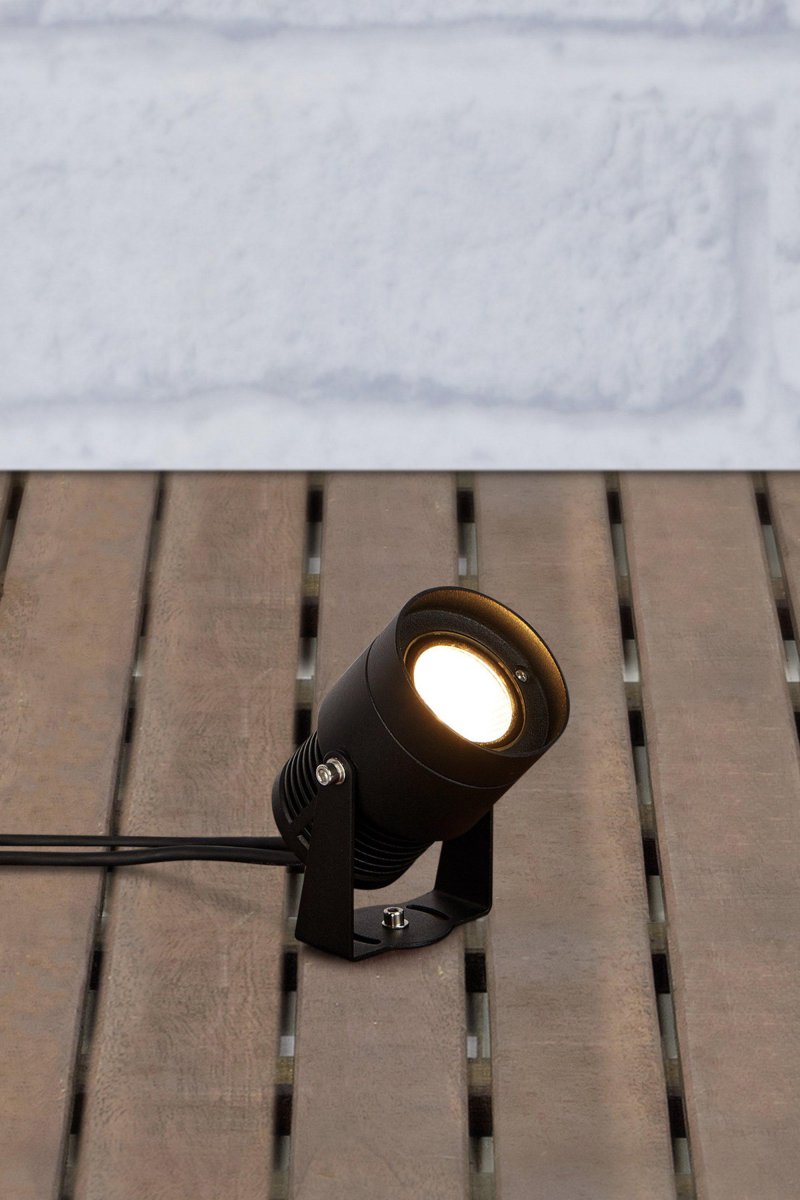 Spotlight 15W Noir Garden 24 De Markslöjd - Garden 24 a un indice de protection IP44 et convient &agrave; l'&eacute;clairage de jardin et d'ext&eacute;rieur que vous pouvez facilement installer.