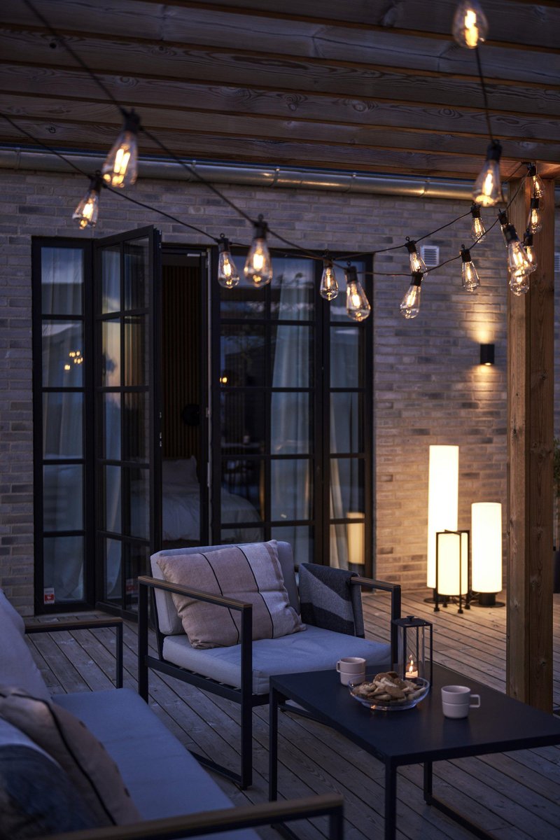 Guirlande Lumineuse Poire Clair Garden 24 De Markslöjd - Variantes, une avec des lampes rondes et une avec des lampes en forme de poire.