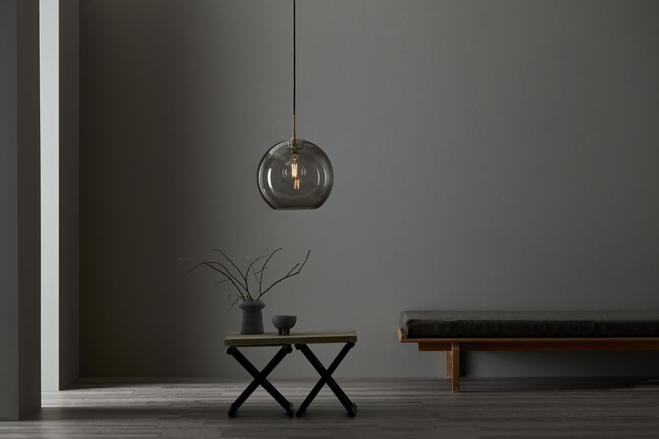 Gloria Ø32 Fumé/laiton suspension De Belid - Chaque abat-jour est unique et peut contenir de fines bulles d'air qui soulignent le caract&egrave;re et le charme exclusif du luminaire.
