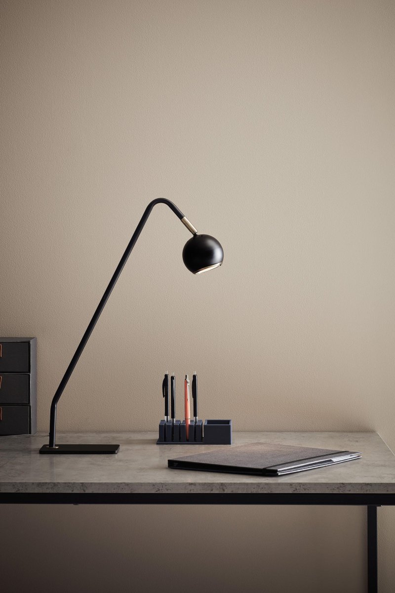 Coco 48cm Noir lampe de bureau De Markslöjd - Le bras inclin&eacute; et l'abat-jour rond de la lampe offrent &agrave; la fois une lumi&egrave;re dirig&eacute;e et un look &eacute;l&eacute;gant, parfait pour les postes de travail ou les coins d'&eacute;tude.