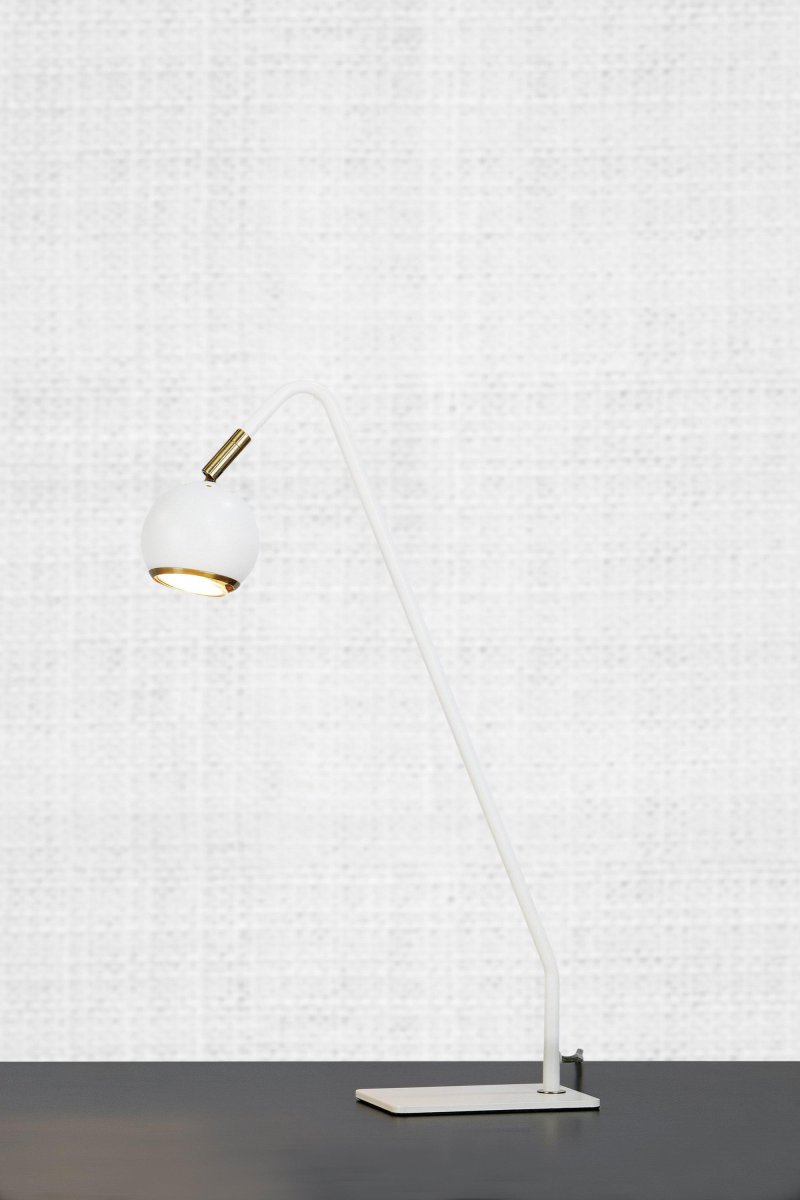 Coco 48cm Blanc lampe de bureau De Markslöjd - Le bras incliné et l'abat-jour rond de la lampe offrent à la fois une lumière dirigée et un look élégant, parfait pour les postes de travail ou les coins d'étude.
