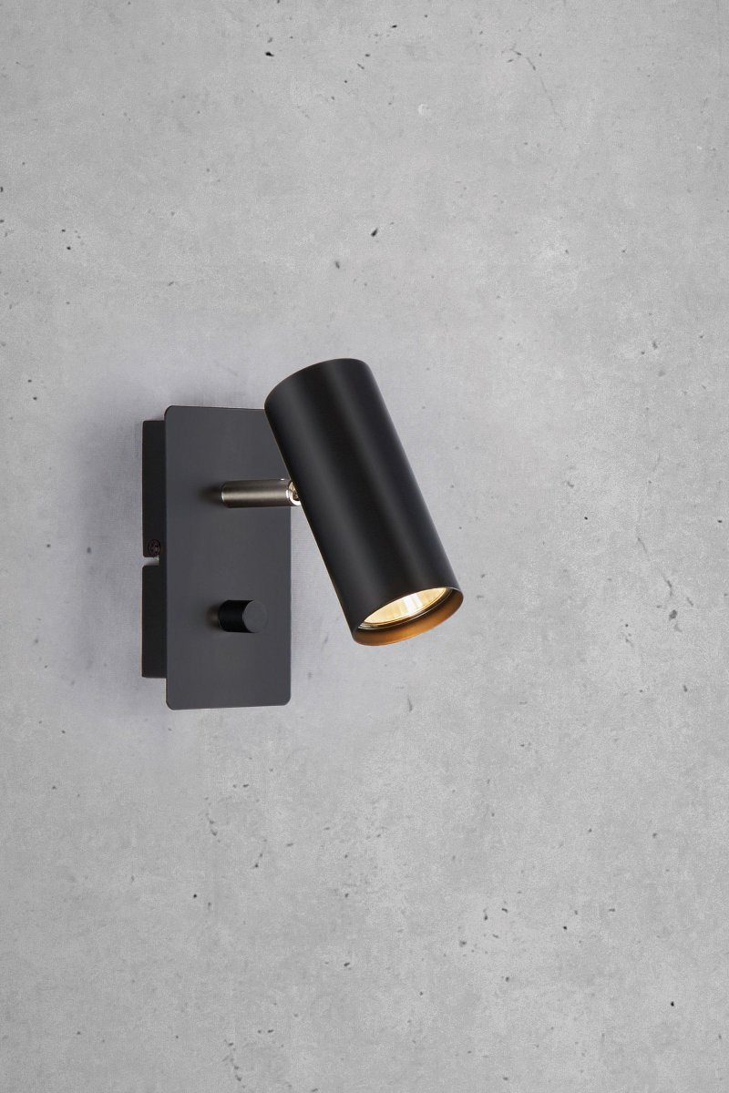 Barcelona Noir lampe de lecture De Markslöjd - La lampe est disponible en acier, noir et blanc.