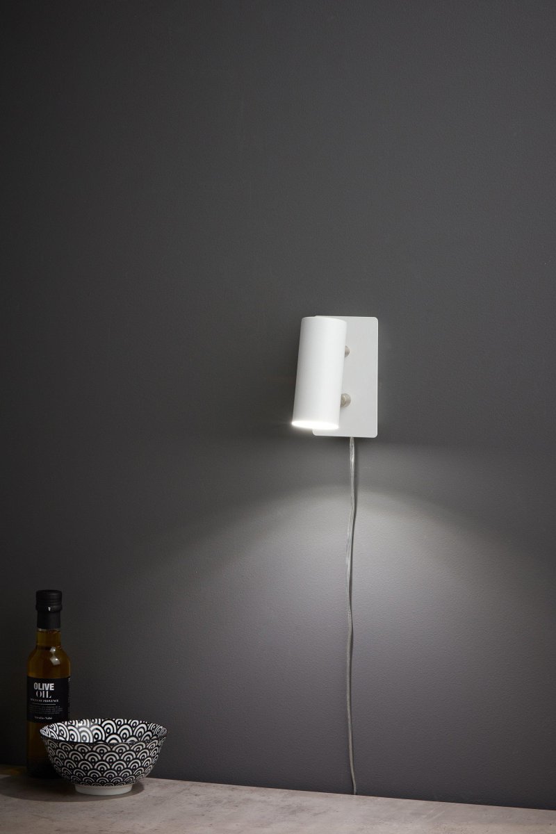 Barcelona Blanc lampe de lecture De Markslöjd - La lampe est disponible en acier, noir et blanc.