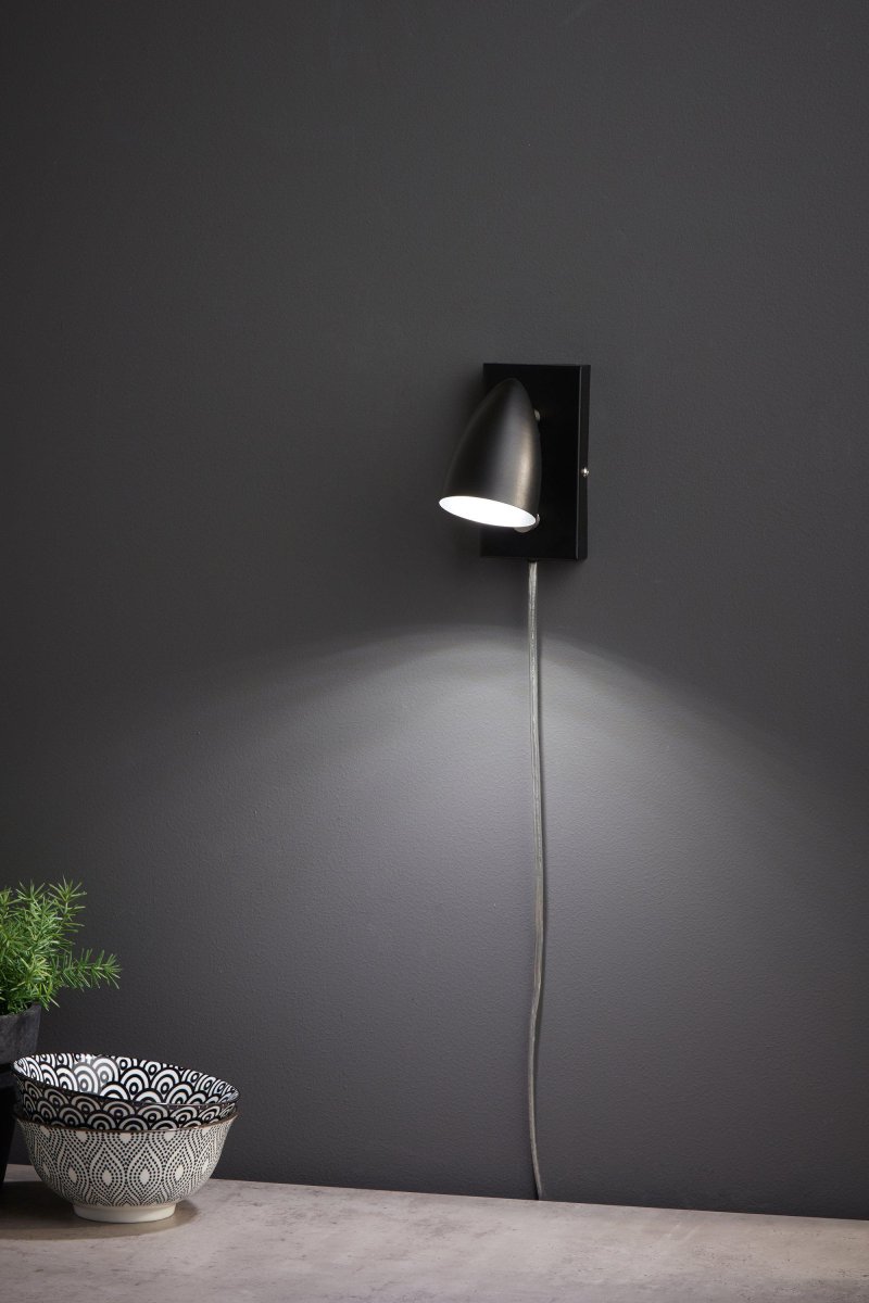 Ciro Noir lampe de lecture De Markslöjd - Son installation facile et sa conception compacte le rendent parfait pour les petits espaces o&ugrave; la fonction et le style sont tous deux importants.