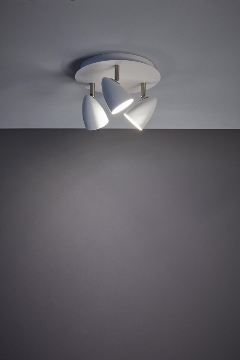 Ciro 3 Blanc spot De Markslöjd - La finition blanche et les t&ecirc;tes de lampe simples et coniques cr&eacute;ent un look frais et minimaliste, rendant la lampe parfaite pour les cuisines, les couloirs ou les espaces de travail.
