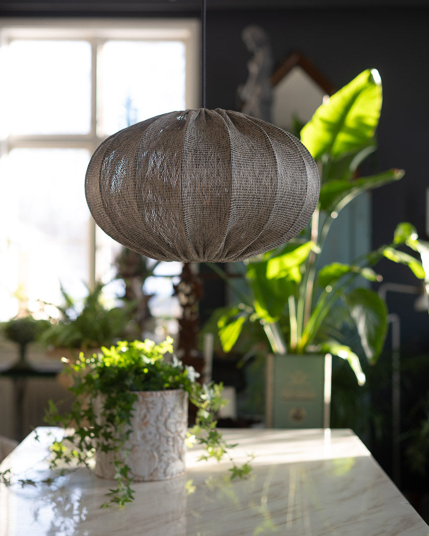 Moon Abat-Jour S/Suspension Ø45 Brun suspension De Alde & Lind - Moon crée une ambiance chaleureuse et accueillante dans toutes les pièces et s'harmonise avec différents styles de décoration.