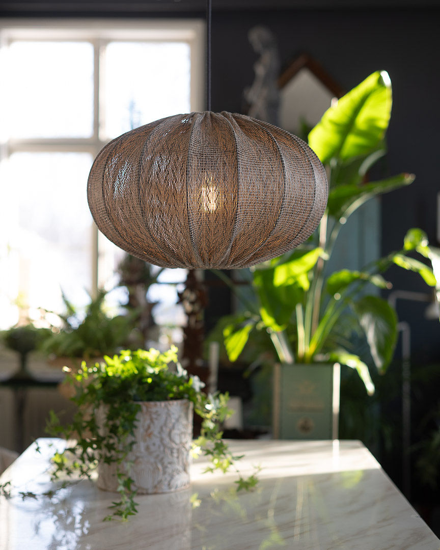 Moon Abat-Jour S/Suspension Ø45 Brun suspension De Alde & Lind - Moon crée une ambiance chaleureuse et accueillante dans toutes les pièces et s'harmonise avec différents styles de décoration.