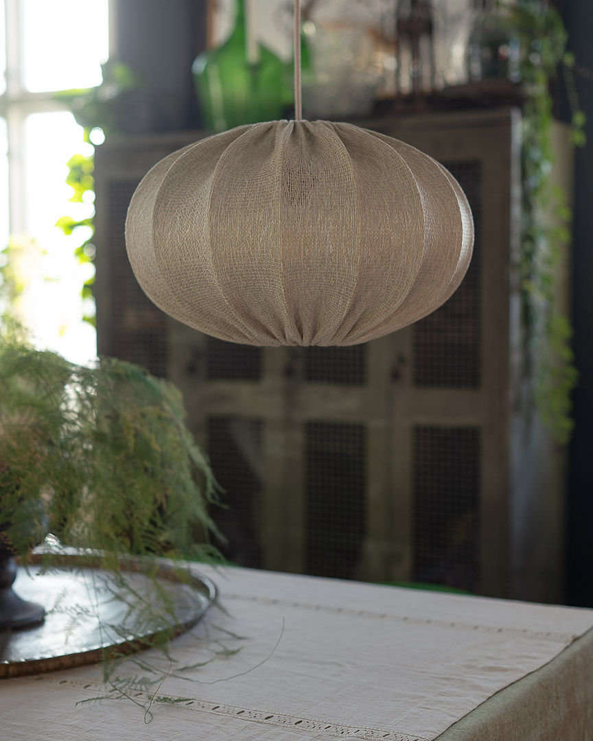 Moon Abat-Jour S/Suspension Ø45 Blanc cassé suspension De Alde & Lind - Moon crée une ambiance chaleureuse et accueillante dans toutes les pièces et s'harmonise avec différents styles de décoration.
