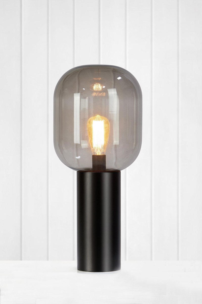 Brooklyn 56cm Noir lampe de table De Markslöjd - Brooklyn est une lampe de table &eacute;l&eacute;gante et accrocheuse.