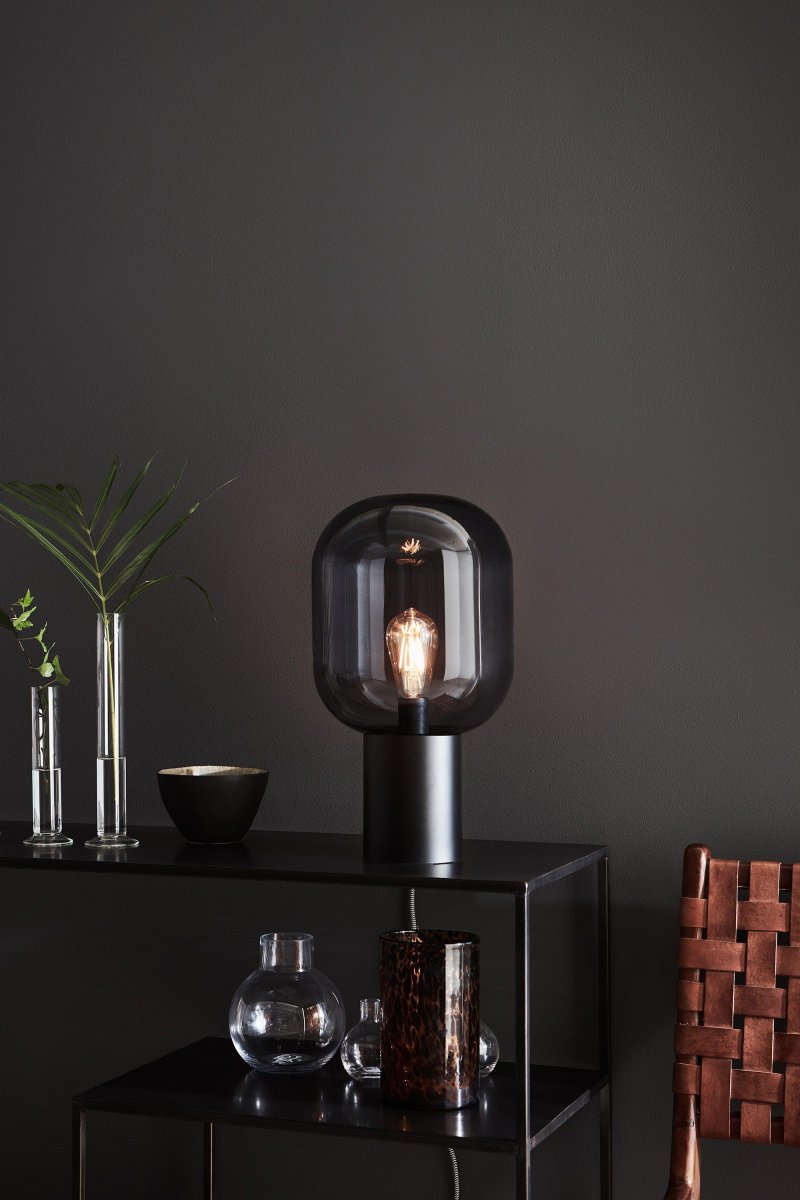 Brooklyn 44cm Noir/Fumé lampe de table De Markslöjd - La lampe de table Brooklyn est une pièce maîtresse moderne et saisissante qui apporte une touche d'élégance à n'importe quelle pièce.