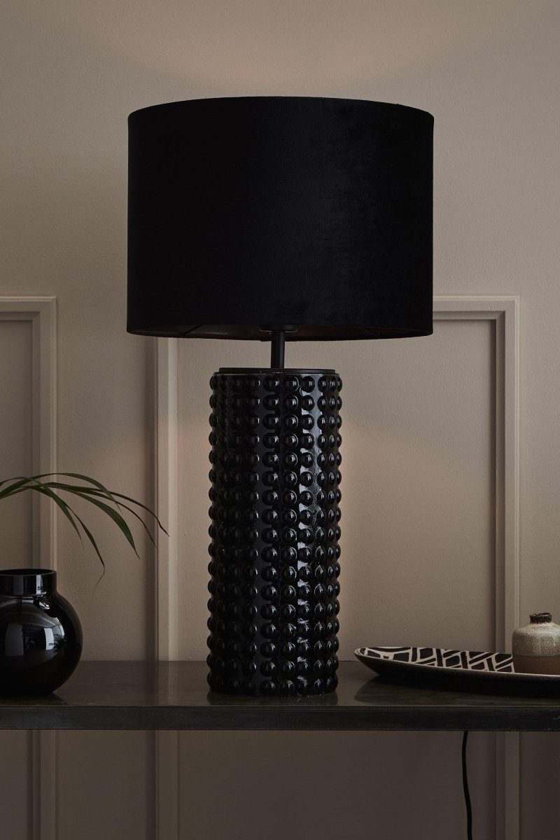 Proud 65cm Noir lampe de table De Markslöjd - L'élégante lampe de table Proud, avec sa haute base en verre nacré et son élégant abat-jour en textile, est un véritable atout dans la décoration intérieure.