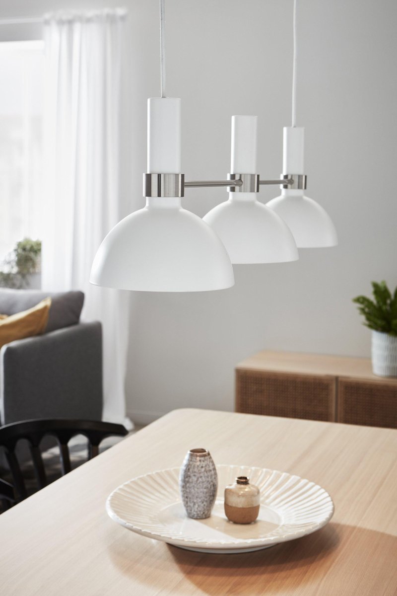 Larry 100cm Acier suspension De Markslöjd - Le plafonnier Larry à trois abat-jour est un classique au design moderne, parfait pour la table de cuisine ou l'îlot de cuisine.