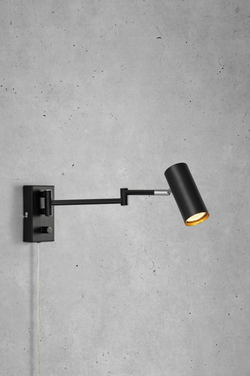 Torino Noir lampe de lecture De Markslöjd - L'applique murale Torino allie un design élégant à une grande flexibilité.
