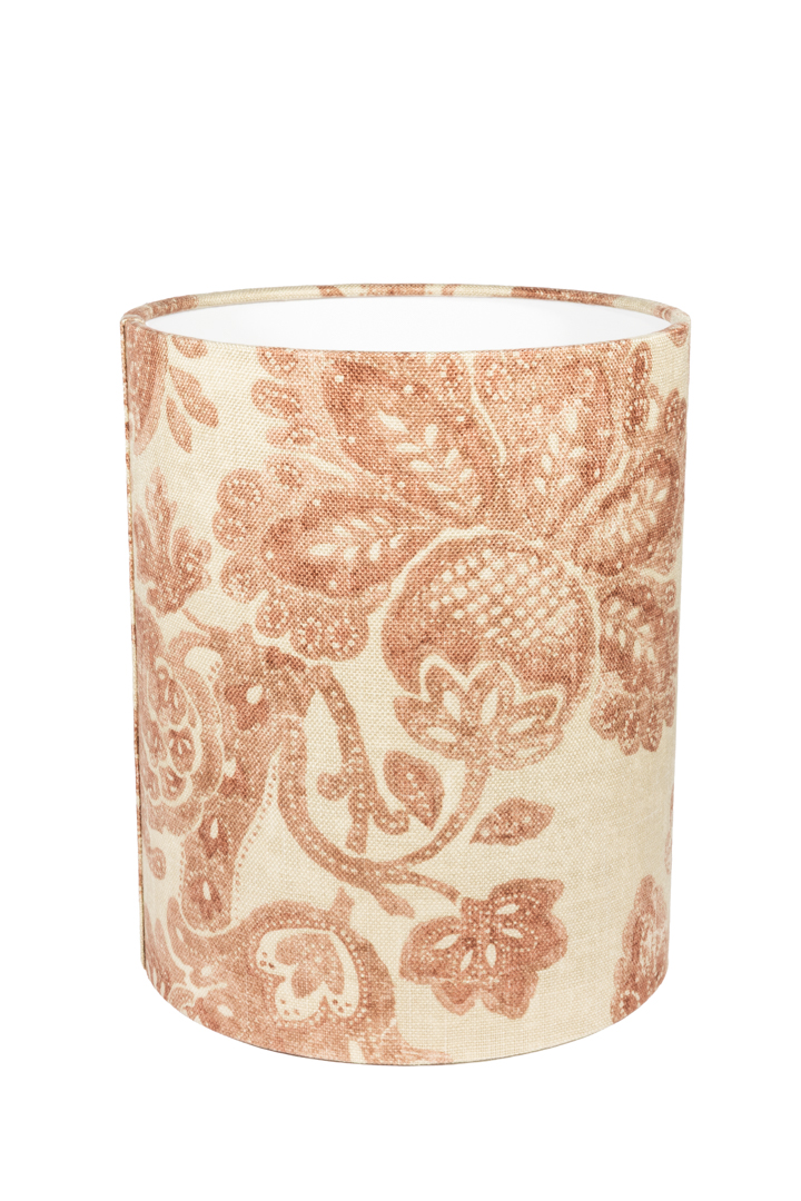 Lampshade Cylinder Sunshine Ø22 rouge foncé De Alde & Lind - Confectionné dans un mélange de lin orné d'un magnifique motif décoratif, il associe une couleur de fond claire à un motif floral détaillé dans des tons terreux foncés et feutrés, conférant à l'abat-jour une allure chaleureuse et douce.