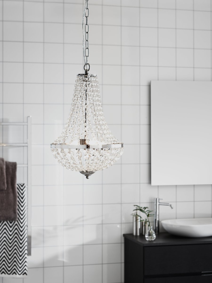 Gränsö Ø30 Chrome lampe de salle de bain De Markslöjd - Border est un élégant lustre de plafond d'un diamètre de 30 cm, parfait pour les salles de bains et les salons.