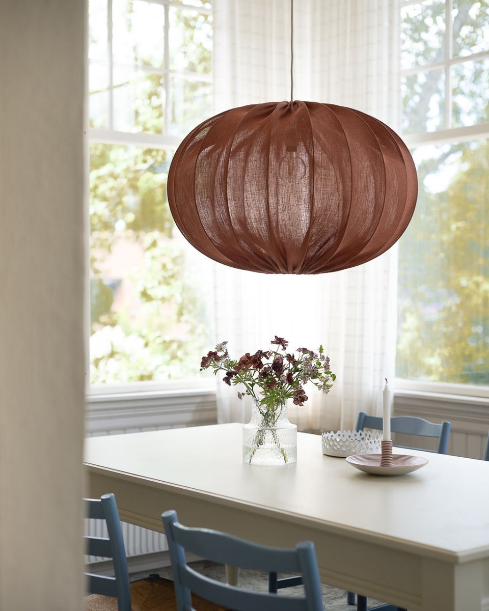 Moon Abat-Jour S/Suspension Ø78 Rouiller suspension De Alde & Lind - Le tissu présente une belle texture, évoquant le lin, qui confère à l'abat-jour un aspect doux et accueillant, particulièrement séduisant lorsque la lampe est allumée.