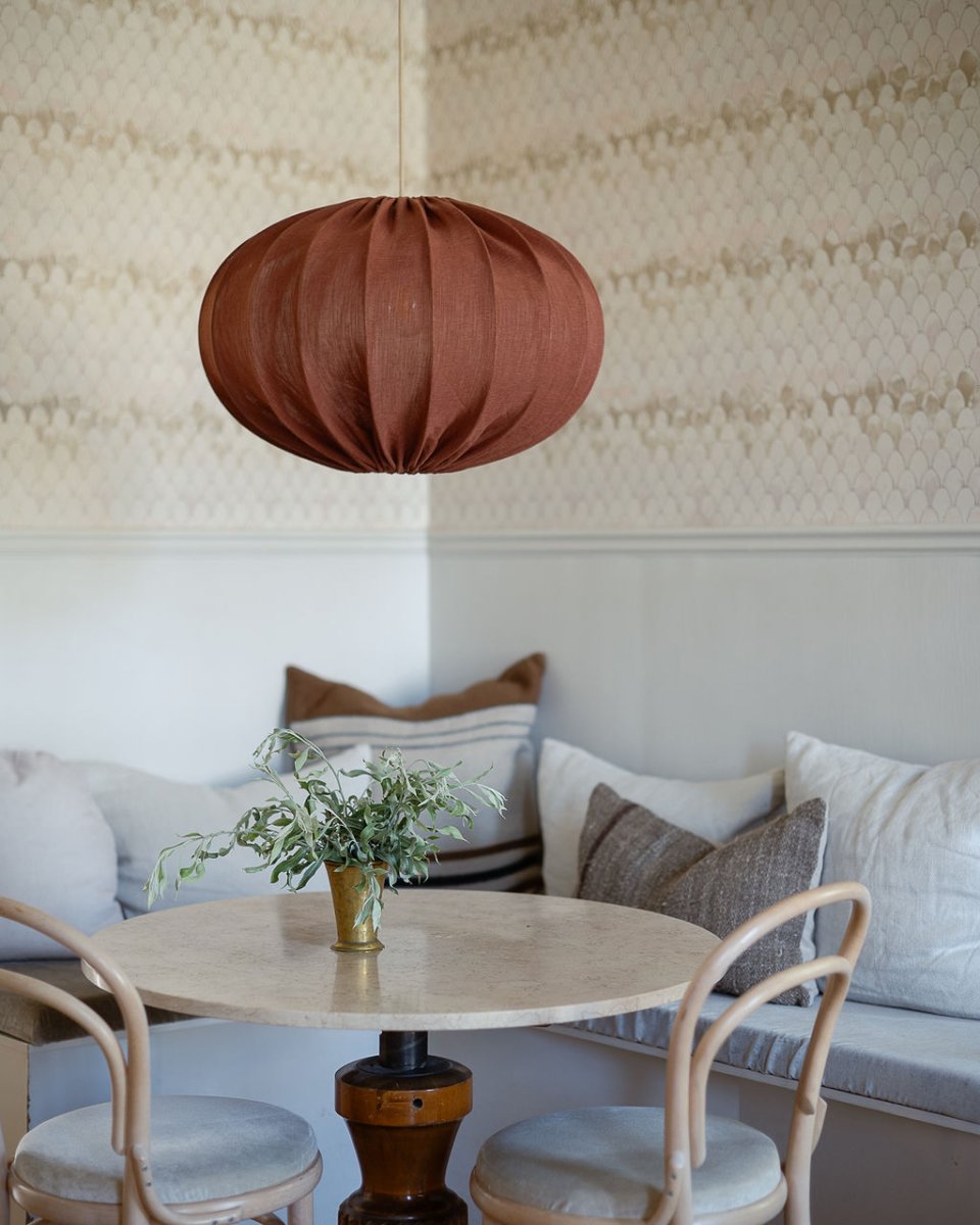Moon Abat-Jour S/Suspension Ø58 Rouiller suspension De Alde & Lind - Le tissu présente une belle texture, évoquant le lin, qui confère à l'abat-jour un aspect doux et accueillant, particulièrement séduisant lorsque la lampe est allumée.