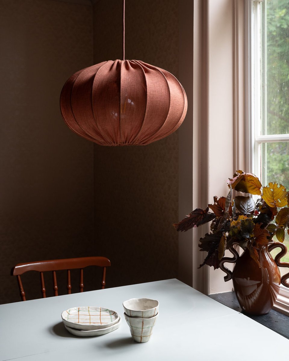 Moon Abat-Jour S/Suspension Ø45 Rouiller suspension De Alde & Lind - Le tissu pr&eacute;sente une belle texture, &eacute;voquant le lin, qui conf&egrave;re &agrave; l'abat-jour un aspect doux et accueillant, particuli&egrave;rement s&eacute;duisant lorsque la lampe est allum&eacute;e.