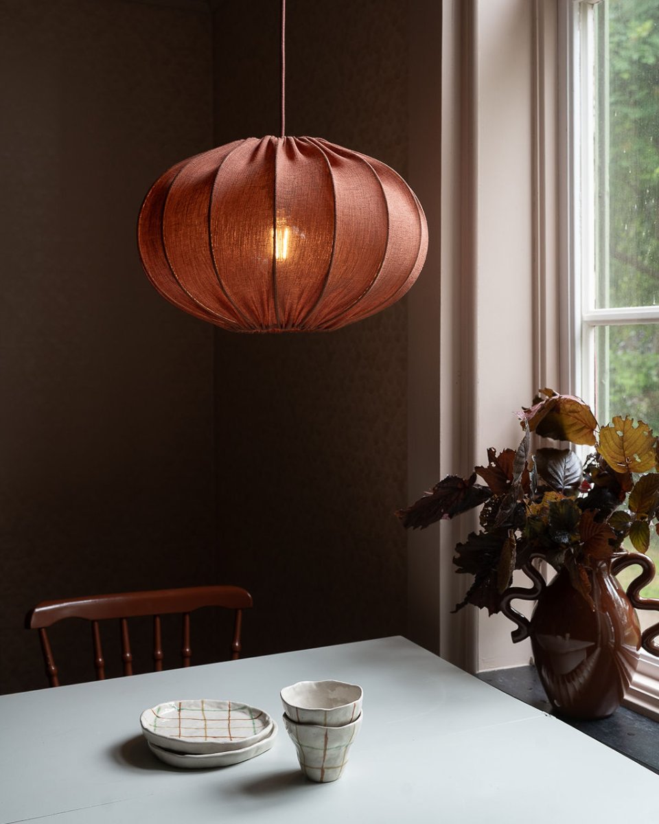 Moon Abat-Jour S/Suspension Ø45 Rouiller suspension De Alde & Lind - Le tissu pr&eacute;sente une belle texture, &eacute;voquant le lin, qui conf&egrave;re &agrave; l'abat-jour un aspect doux et accueillant, particuli&egrave;rement s&eacute;duisant lorsque la lampe est allum&eacute;e.