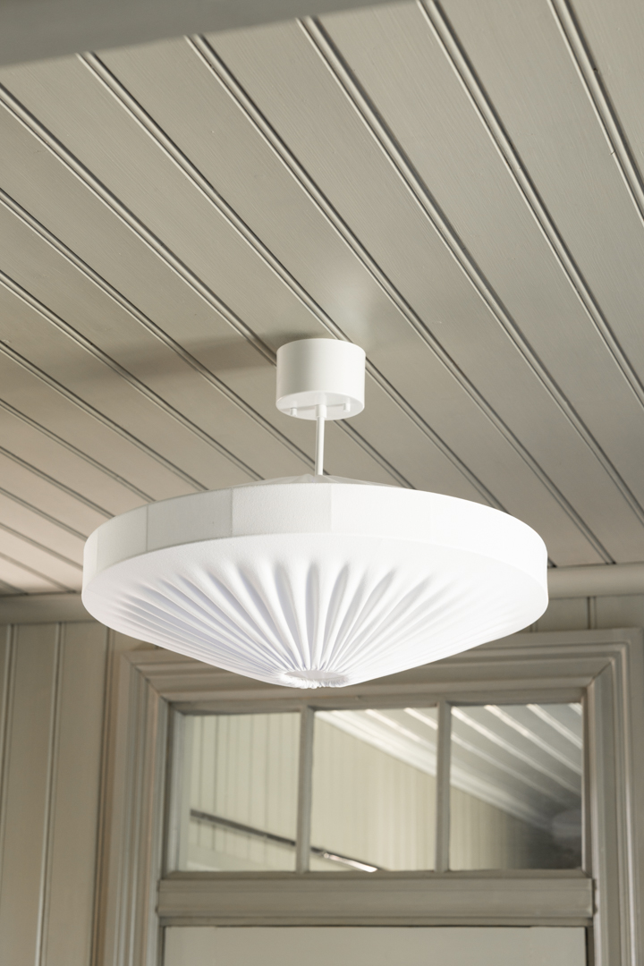 Alba Abat-Jour S/Suspension Ø58 Blanc suspension De Alde & Lind - Le tissu souple épouse délicatement la structure, créant de jolis plis qui confèrent à Alba une allure aérienne et naturelle.