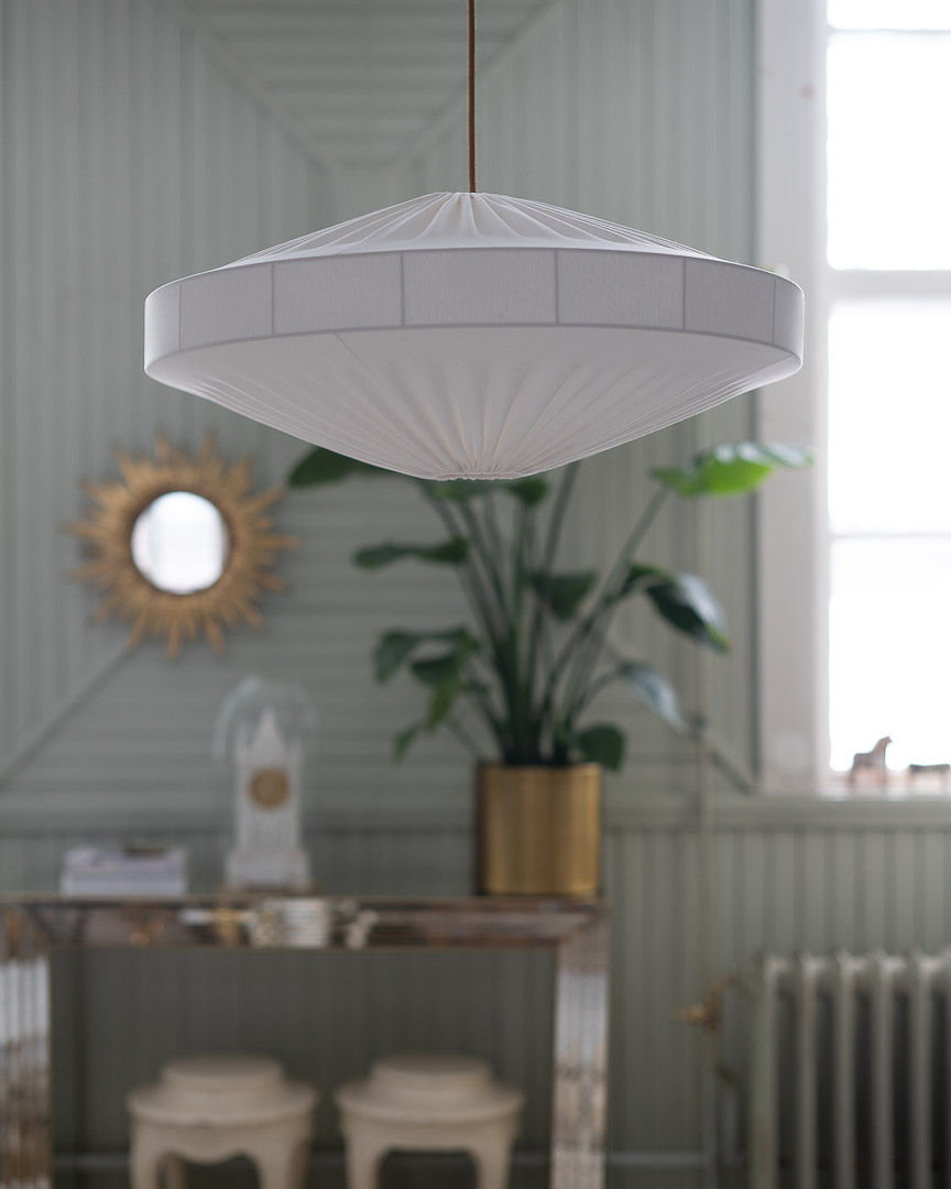 Alba Abat-Jour S/Suspension Ø58 Blanc suspension De Alde & Lind - Le tissu souple épouse délicatement la structure, créant de jolis plis qui confèrent à Alba une allure aérienne et naturelle.