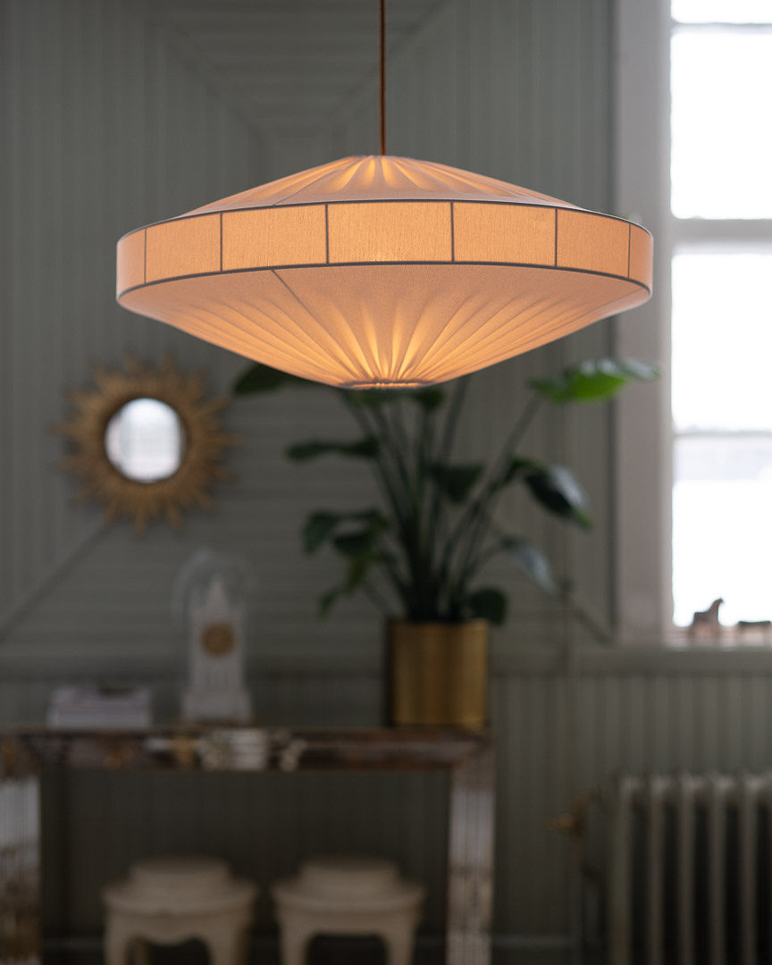 Alba Abat-Jour S/Suspension Ø58 Blanc suspension De Alde & Lind - Le tissu souple épouse délicatement la structure, créant de jolis plis qui confèrent à Alba une allure aérienne et naturelle.