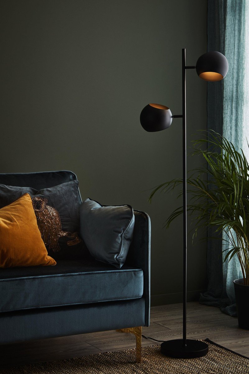 Edgar Noir lampadaire De Markslöjd - Le lampadaire Edgar est un lampadaire élégant avec deux têtes de lampe réglables et une surface en métal mat.