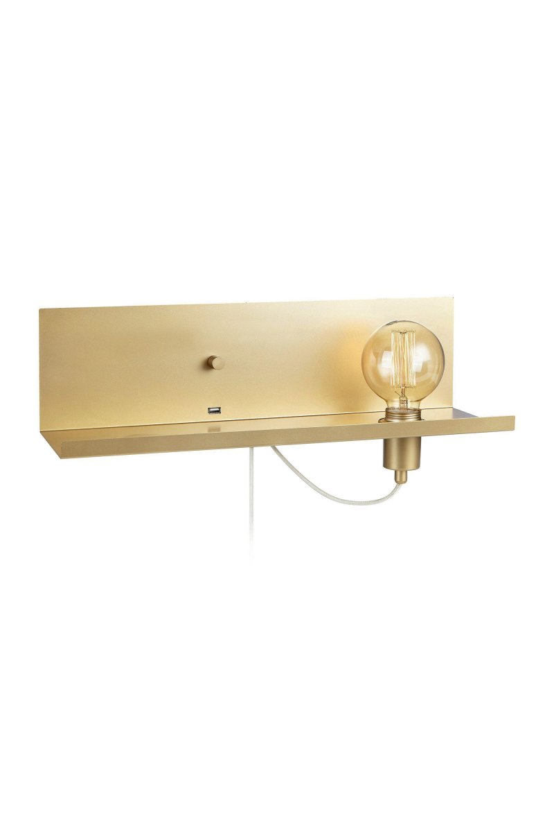 Multi 50cm Or applique murale De Markslöjd - L'ampoule apparente fournit une lumi&egrave;re chaude et douce qui cr&eacute;e une atmosph&egrave;re accueillante, tandis que la petite &eacute;tag&egrave;re offre un endroit pratique pour ranger vos affaires.