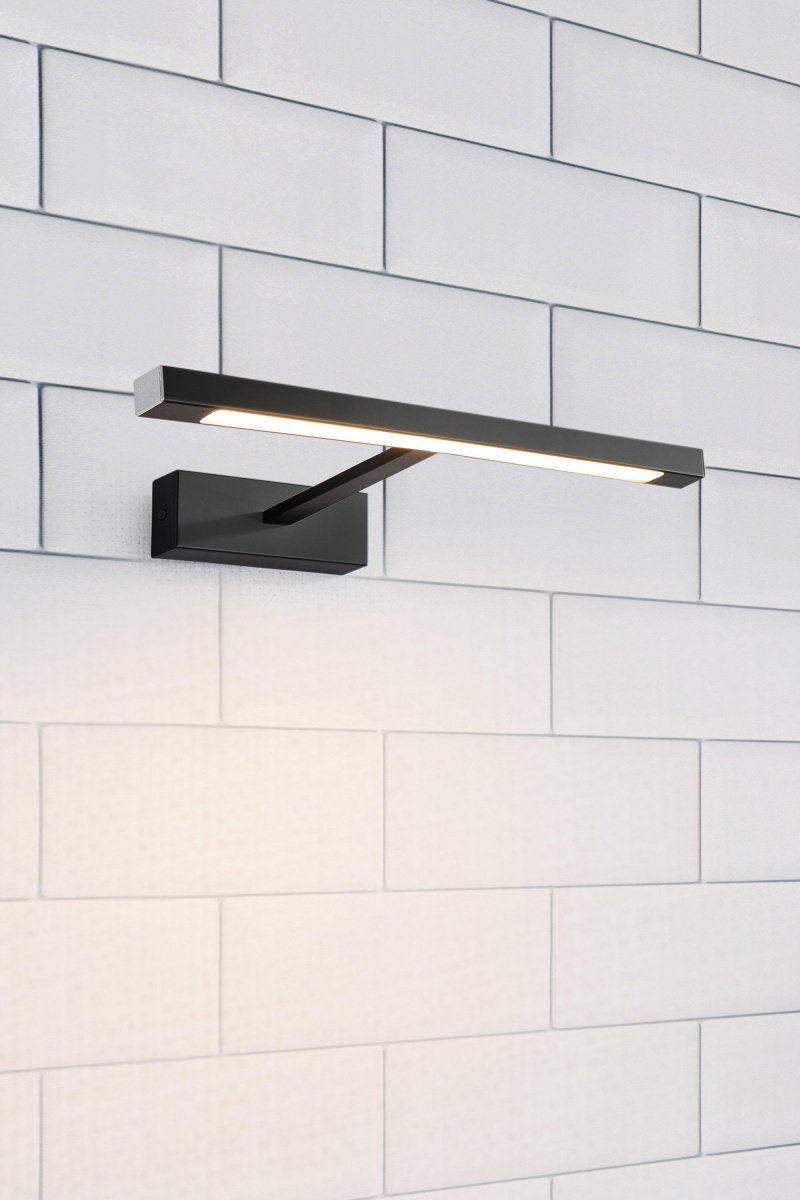 Neptunus 60cm Noir lampe de salle de bain De Markslöjd - Cette applique murale élégante et moderne est le choix parfait pour un éclairage élégant des miroirs et des salles de bains.