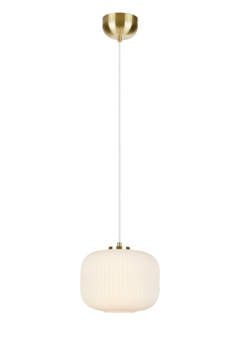 Sober Ø25 Laiton brossé suspension De Markslöjd - La forme ronde et le verre blanc confèrent à la pièce une sensation d'élégance et de douceur.