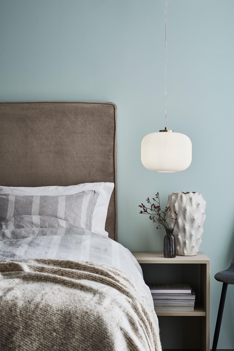 Sober Ø25 Laiton brossé suspension De Markslöjd - La forme ronde et le verre blanc confèrent à la pièce une sensation d'élégance et de douceur.