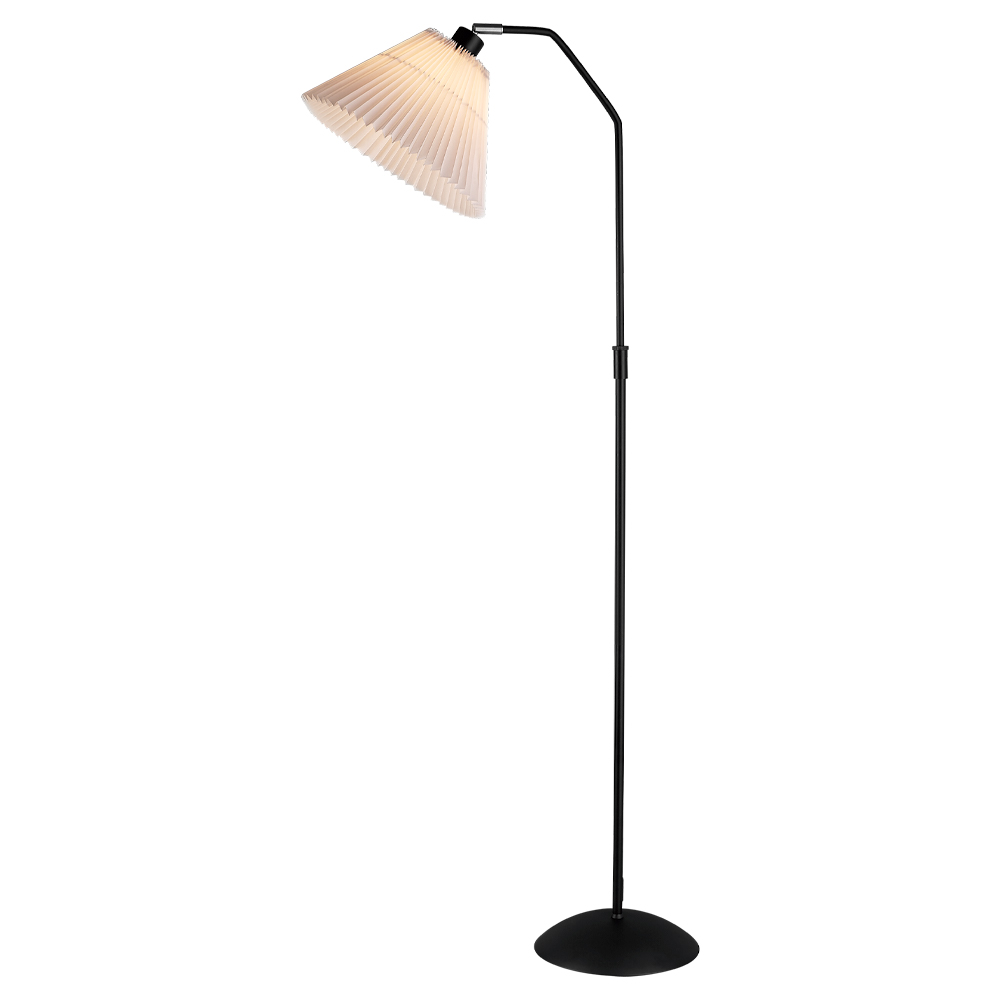 Berlin Noir lampadaire De Halo Design - Le métal noir associé à l'abat-jour plissé en fait non seulement un bon éclairage général mais aussi un détail intérieur élégant.