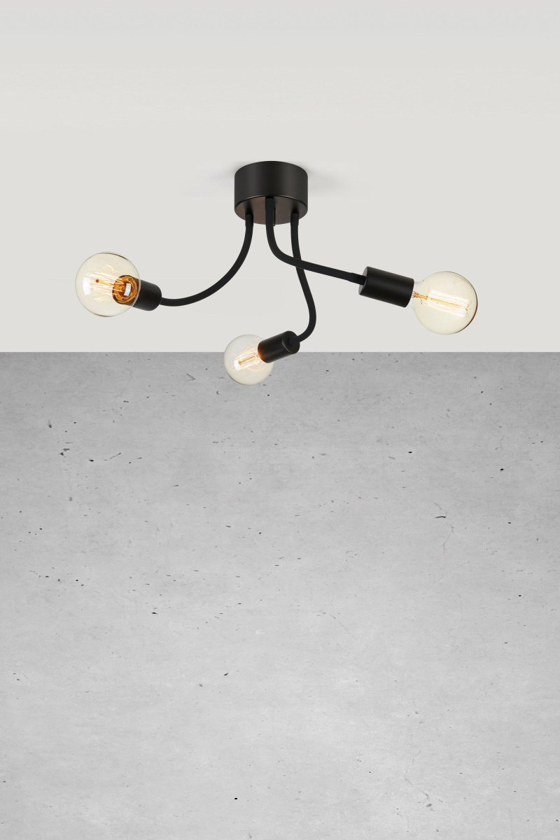 Medusa 44cm Noir plafonnier De Markslöjd - Les bras noirs s'étendant à partir d'une base simple créent une sensation ludique et aérée, tandis que les ampoules exposées fournissent une lumière chaleureuse et invitante.