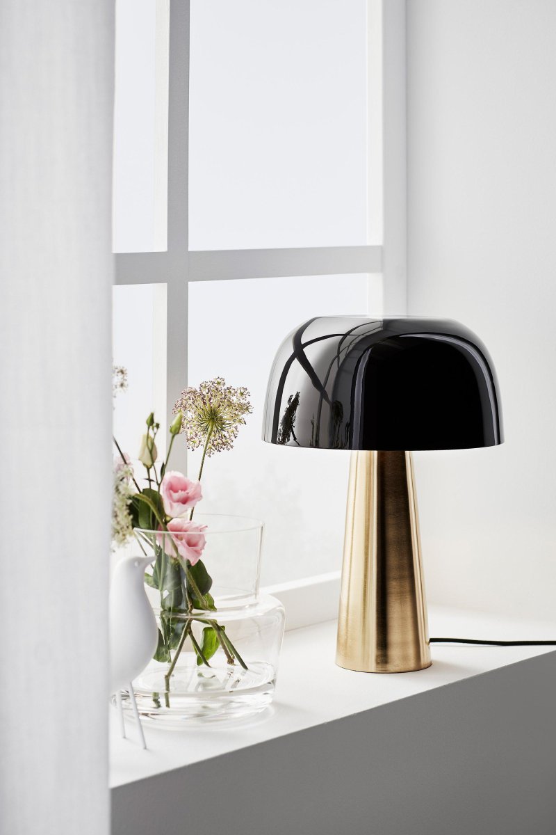 Blanca 35cm Noir lampe de table De Markslöjd - Blanca est une lampe de table légèrement plus petite en laiton et noir, entièrement en métal et haute de 35 cm.