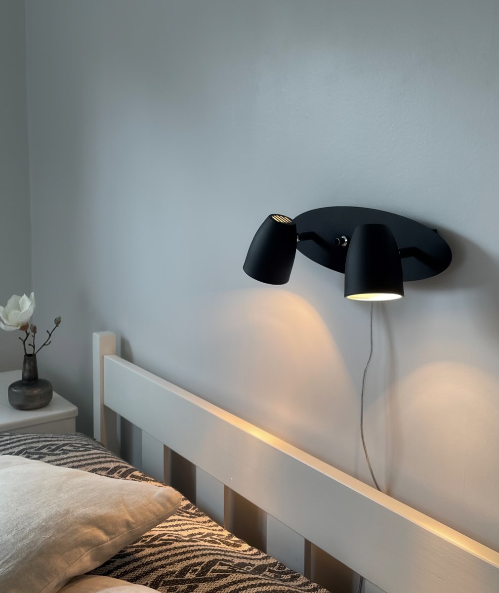 Sandnes Noir lampe de lecture De Aneta Lighting - La lampe dispose de deux t&ecirc;tes de lampe r&eacute;glables.