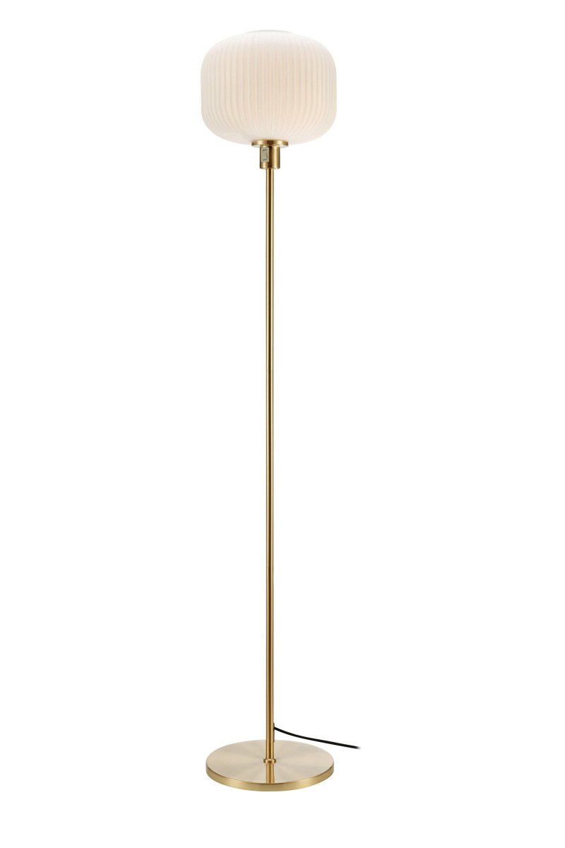 Sober Laiton brossé lampadaire De Markslöjd - Sober est un magnifique lampadaire qui égayera les coins sombres de votre maison avec sa base simple en laiton et son abat-jour en verre blanc.