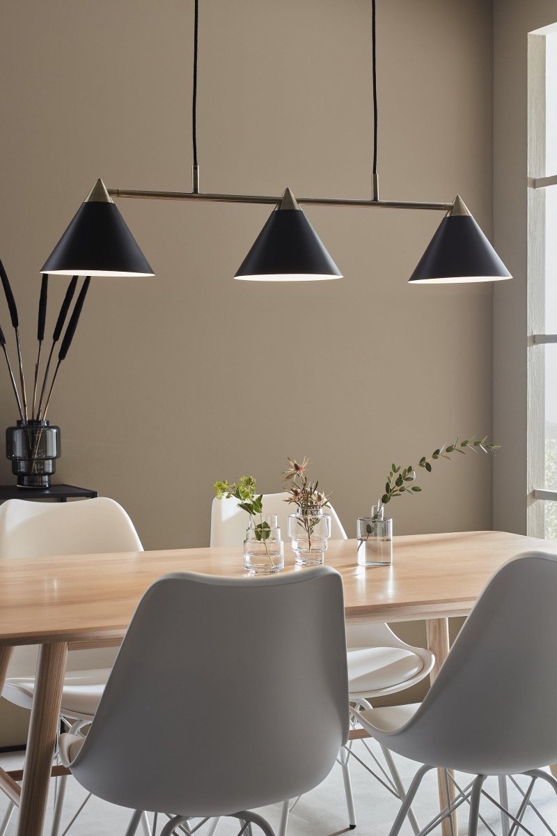 Klint 98cm Noir suspension De Markslöjd - Le design élégant de Monika Mulder fait de la lampe un bel accroche-regard au-dessus de la table à manger ou dans la cuisine.