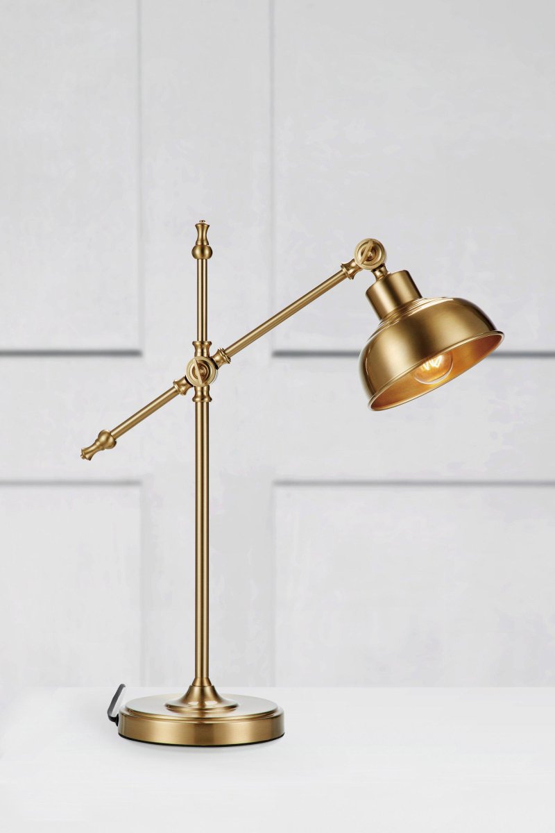 Grimstad 56cm Laiton lampe de bureau De Markslöjd - Parfaite comme lampe de bureau ou lampe de chevet, elle crée une atmosphère romantique et offre un beau contraste avec le bureau ou la table de chevet.