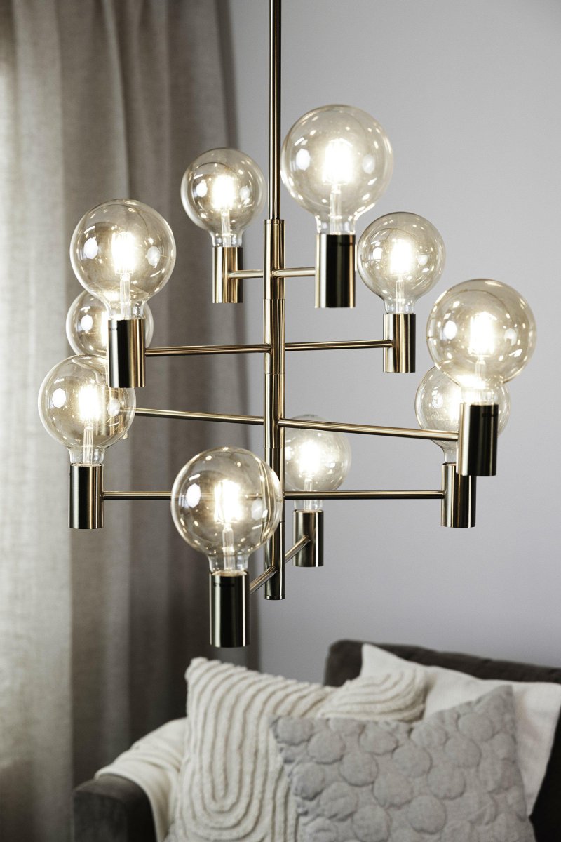 Paris Ø73 Laiton suspension De Markslöjd - Les bras de la lampe ont des longueurs et des hauteurs différentes, créant une expression dynamique et élégante sans dominer la pièce.