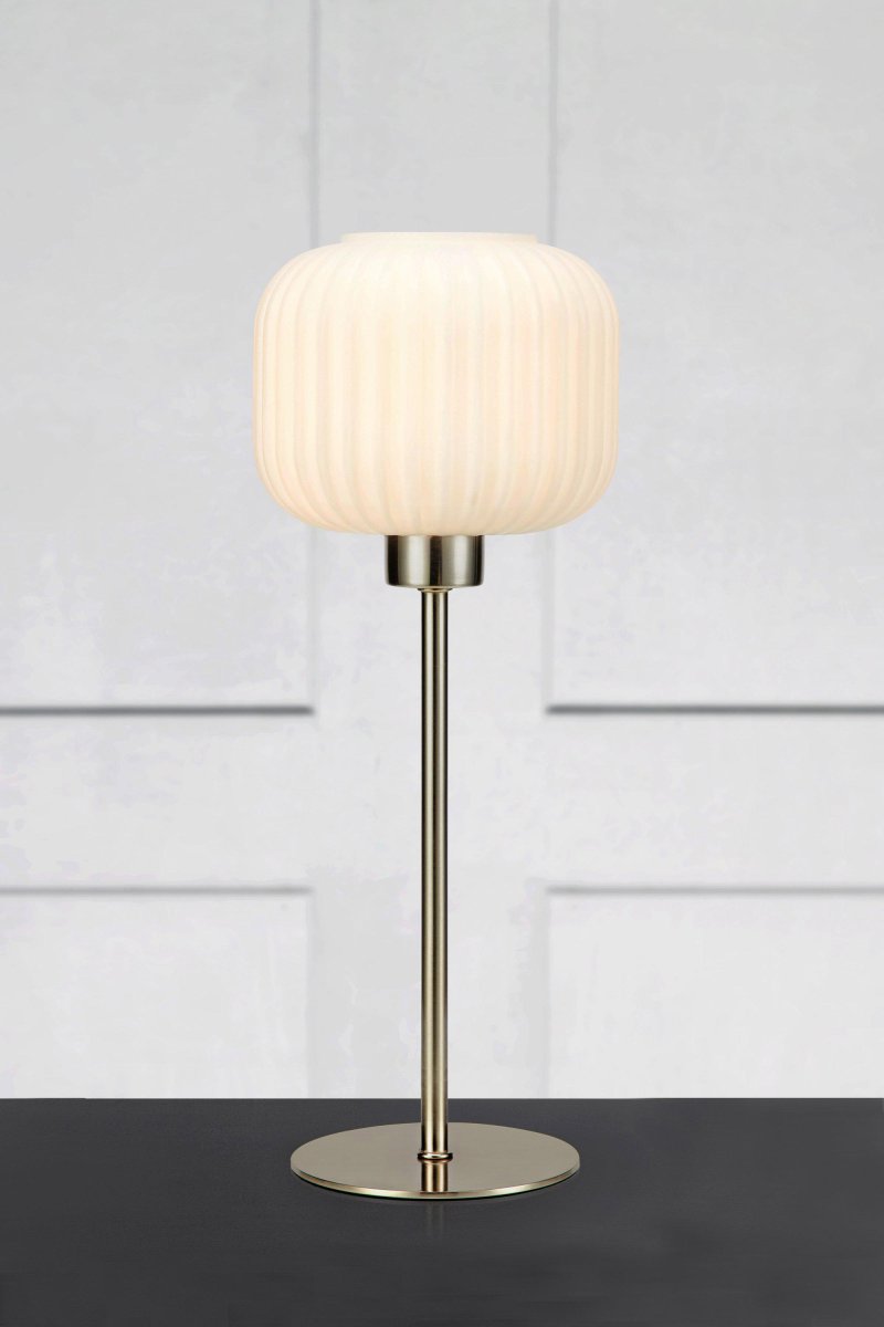 Sober 38cm Acier lampe de table De Markslöjd - Sober est une lampe de table élégante avec un abat-jour en verre élégant et une base en acier.