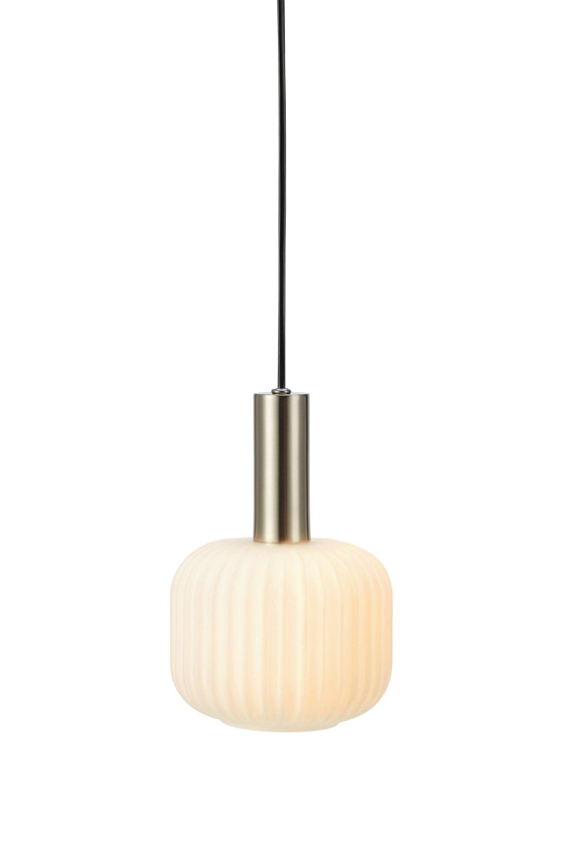 Sober Ø15 Argent lampe de fenêtre De Markslöjd - La suspension de fenêtre simple est une lampe élégante dans un format plus petit avec un abat-jour en verre rond et nervuré en blanc et une base en acier.
